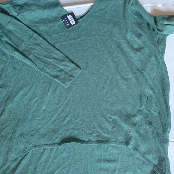 🔴Sold New green long sleeve oversized top by Tris💚✨ - Picture 5 of 6